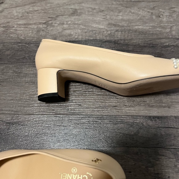 Like New Chanel Heels Beige and Black with pearls - Picture 8 of 13